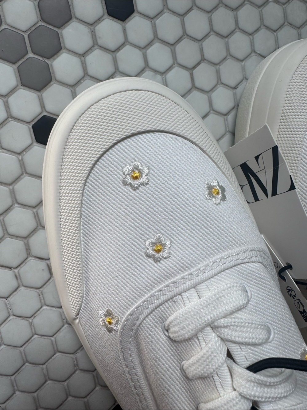 Zara White Canvas Platform Sneakers with Daisy Embroidery size 9 New - Picture 4 of 4